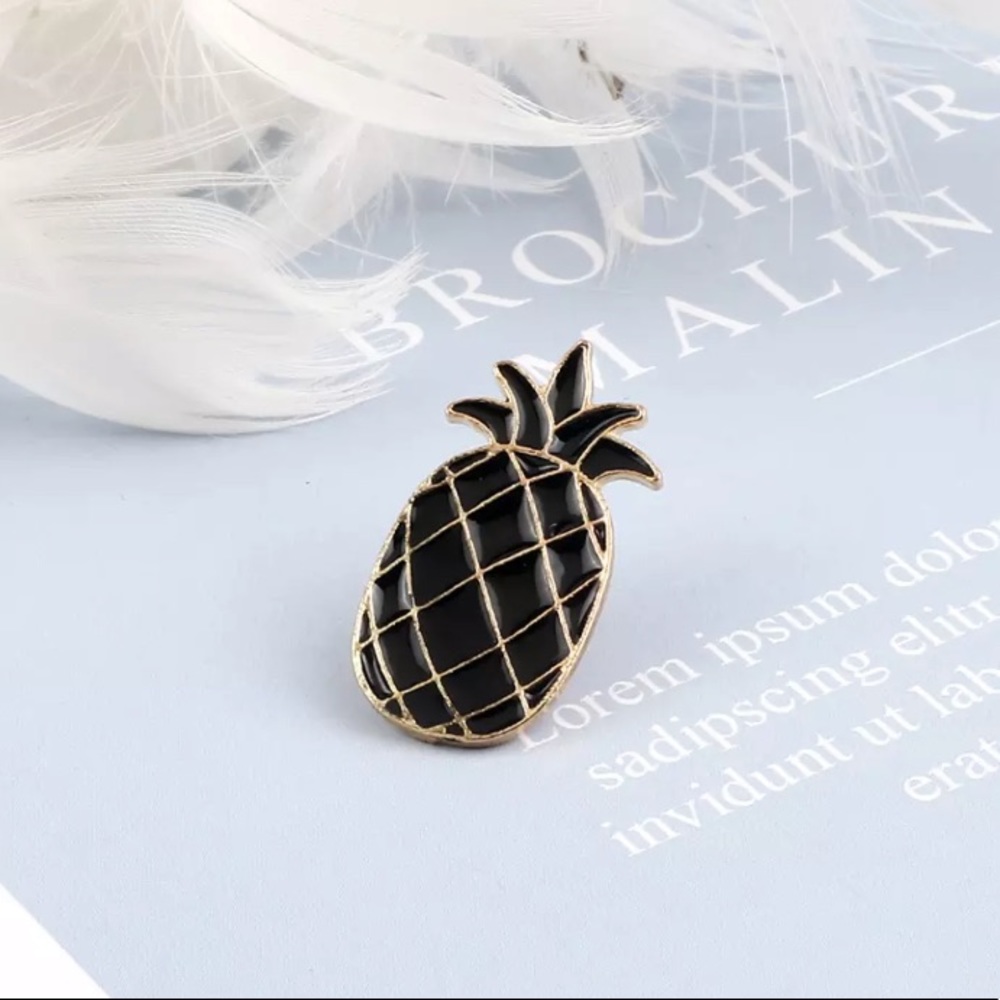 🎉 New Black & Gold Pineapple Pin